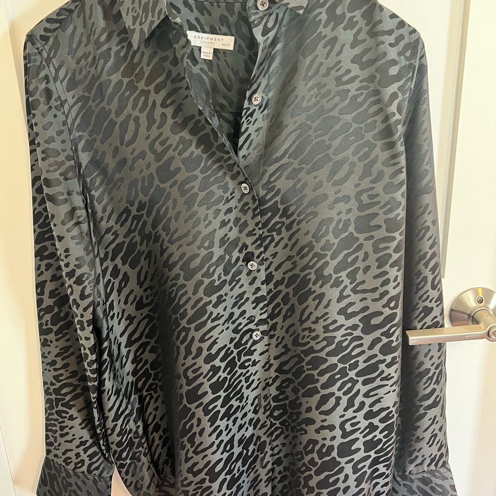 EQUIPMENT Signature Slim fit silk leopard top